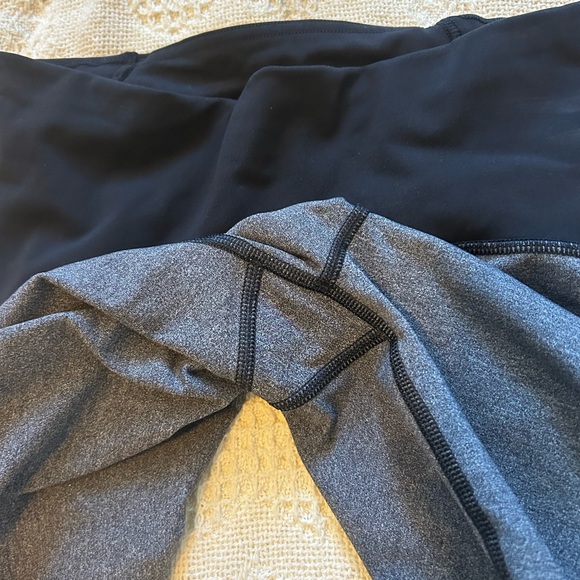 Lululemon women’s size 4 cropped leggings black and gray - Picture 5 of 6